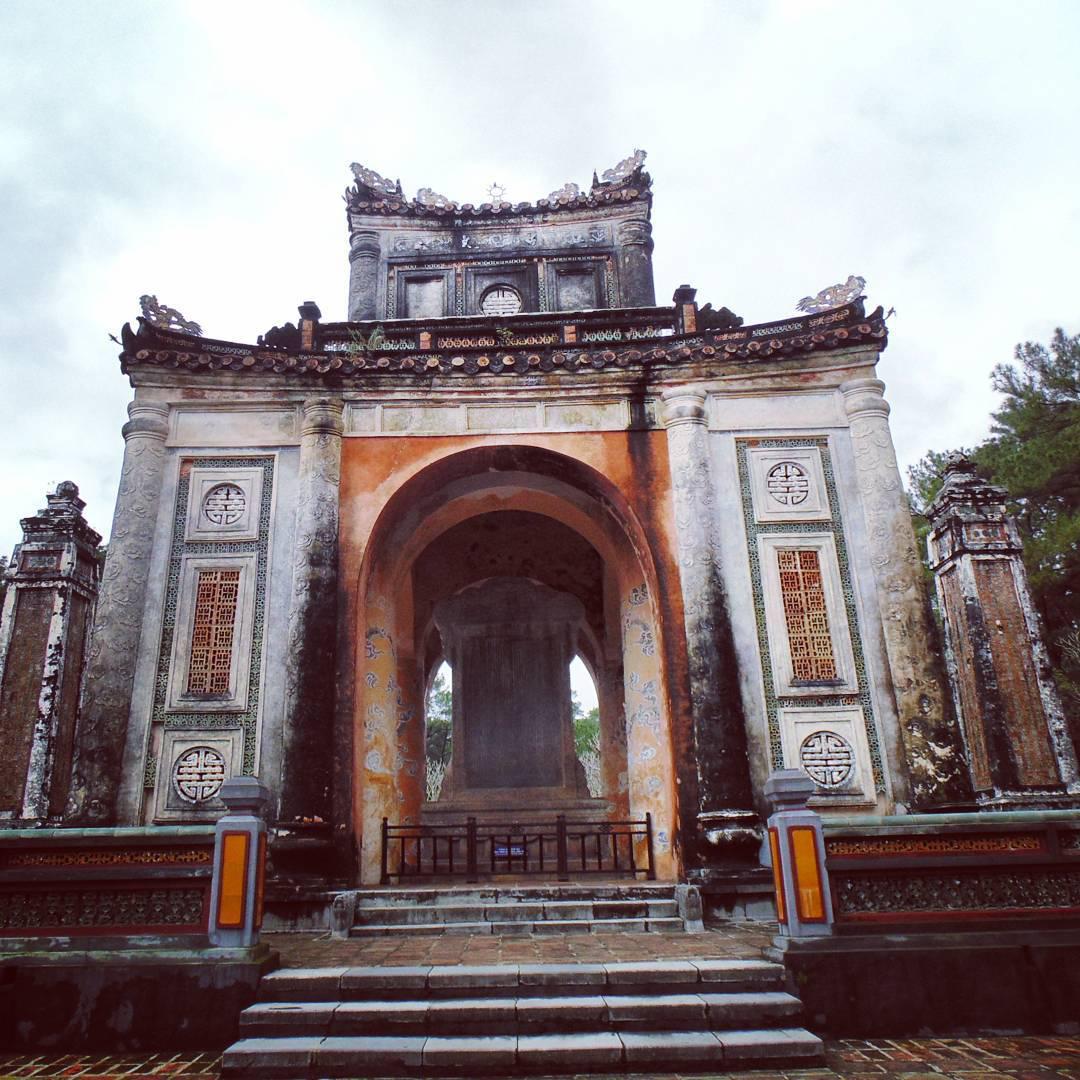 值得参观的一座保存完好的皇帝陵墓  一般很难看到一座保存的比较完好的皇帝陵墓，但是这一次在越南的旅游