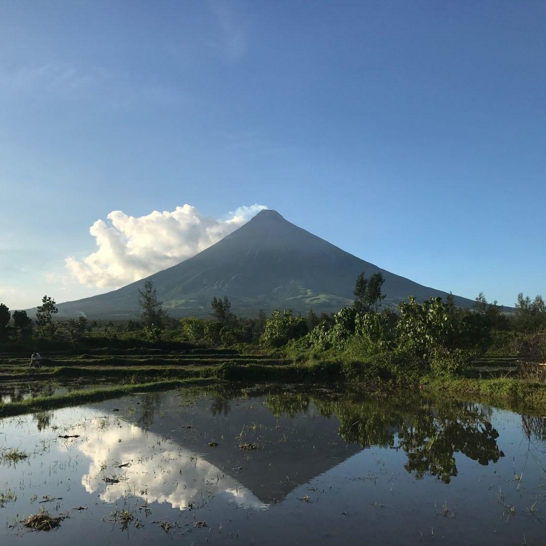 浓烟滚滚的马荣火山   第一次看火山是在菲律宾，菲律宾的吕宋岛上有一座堪称完美的火山，它就是马荣火山