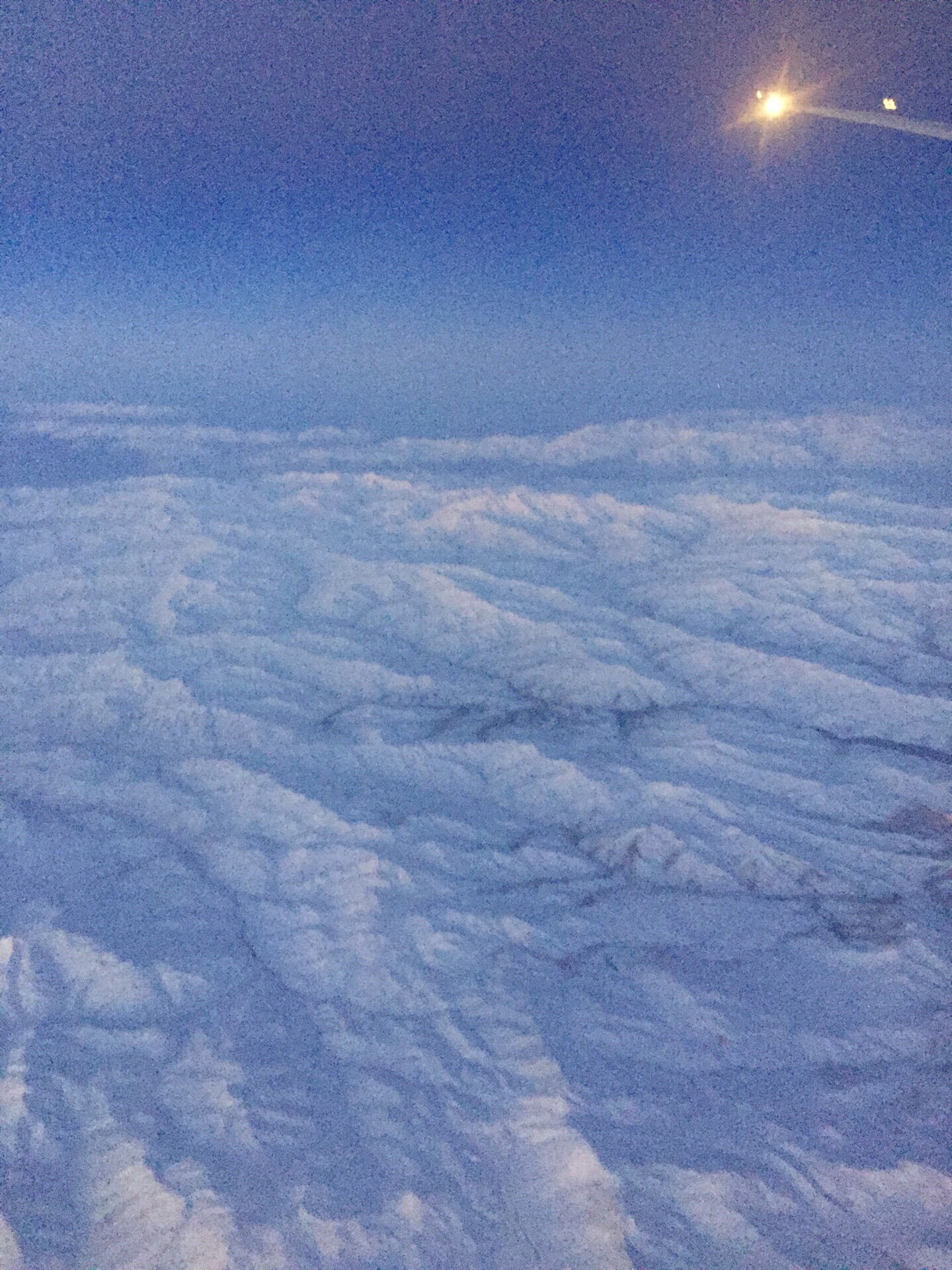 虽然这是在夜里3.40左右，但在飞机✈️上还是可以拍到阿尔卑斯山脉，夜里的雪山依旧清新壮观