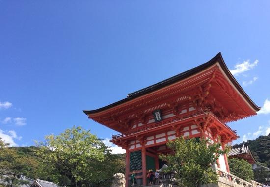 高山饮泉许幸福一一日本三山市清水寺 清水寺位于三山市音羽山的山腰上。从京都东交流道下高速，再走二十来