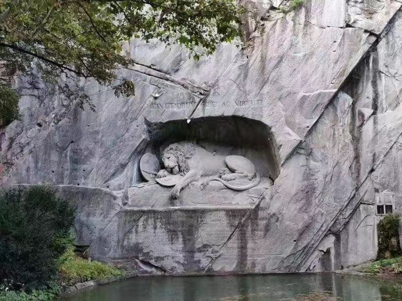 狮子纪念碑（Lion Monument）是琉森 （卢塞恩）数一数二的雕刻作品，一支箭深深地插进了濒临