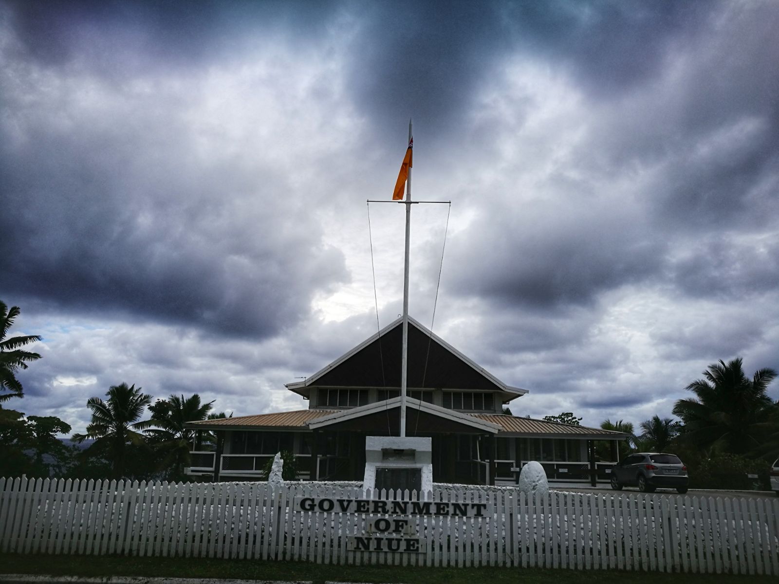 纽埃  纽埃岛（Niuē），简称纽埃，位于南太平洋国际日期变更线东侧的一个岛国，是一个有独立主权的国