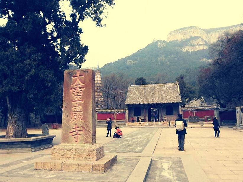 灵岩寺，位于山东省济南市长清区万德镇境内，地处泰山西北，现为世界自然与文化遗产泰山的重要组成部分。 
