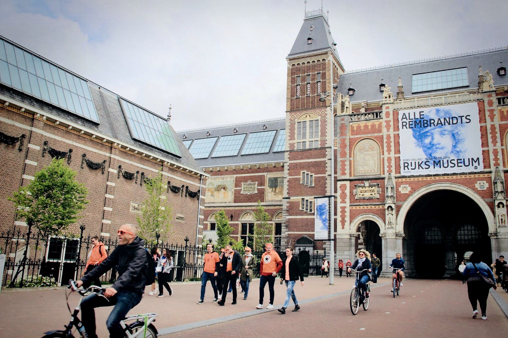 荷兰唯一的一座博物馆，人气很高；外观特别好看，附近就是梵高博物馆。