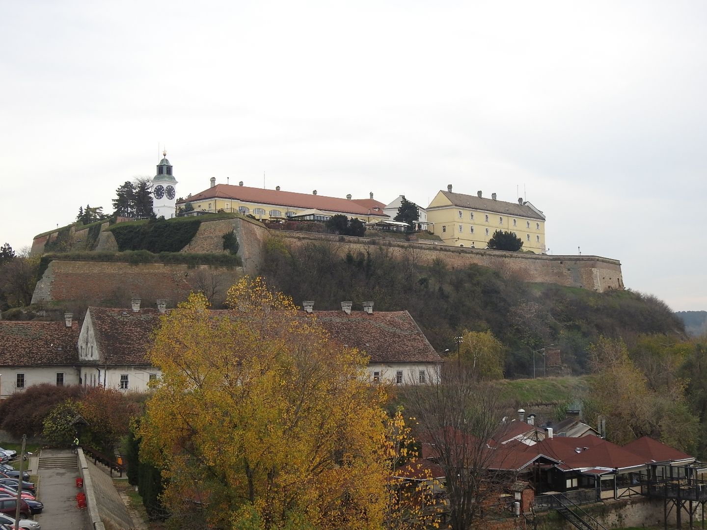 塞尔维亚诺维萨德多瑙河岸边的彼得罗瓦拉丁要塞，建于罗马帝国时期。