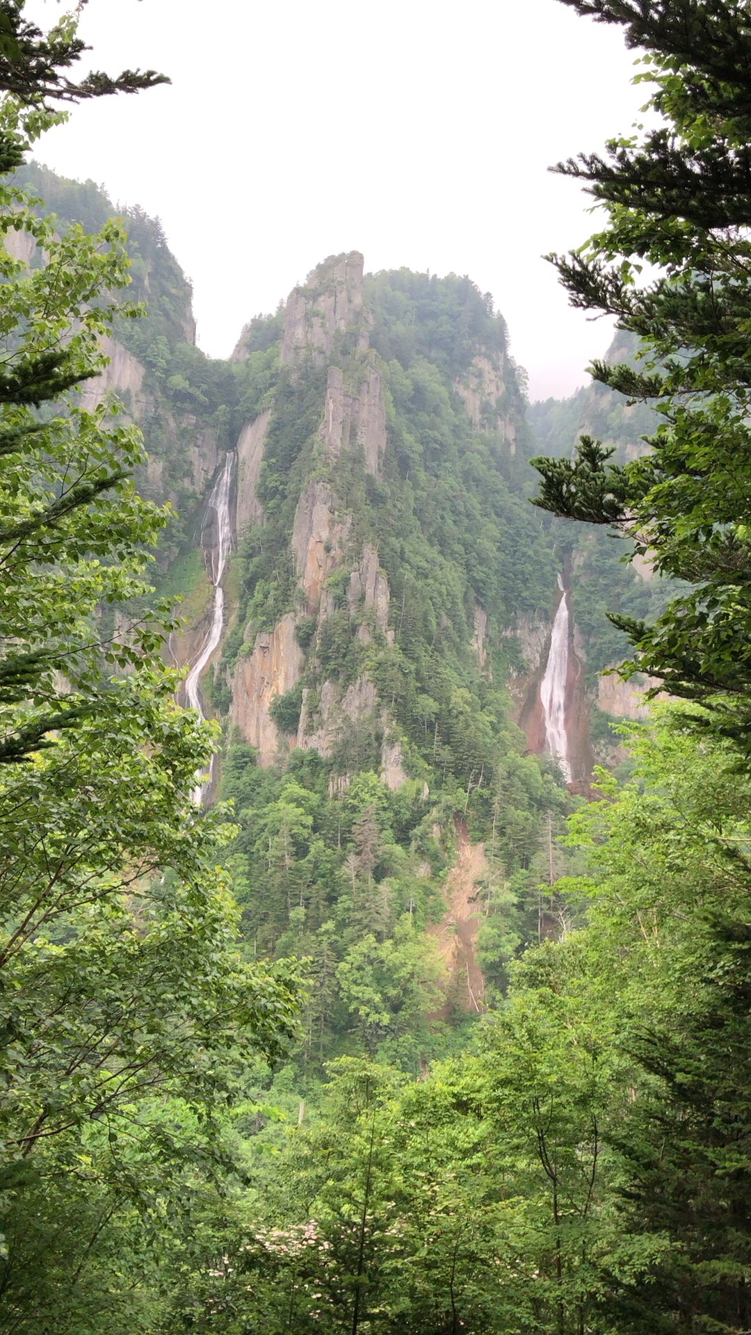 北海道大雪山国立公园层云峡溪谷的双子瀑布： 银河瀑布与流星瀑布，宛如两束银线从天而降，飞流直下500
