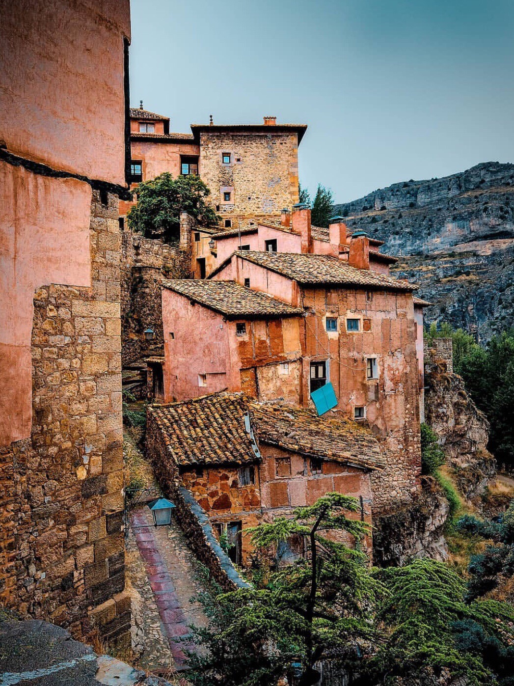 2019年并被评为西班牙最美的小镇●随着光线的变化，小城的建筑也会随之变幻，因大部分时间呈粉红色，阿