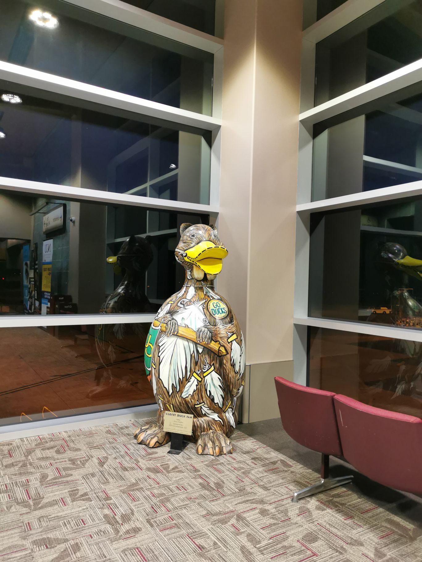 尤金机场，到处都是鸭子吉祥物。好像是俄勒冈大学的吉祥物。