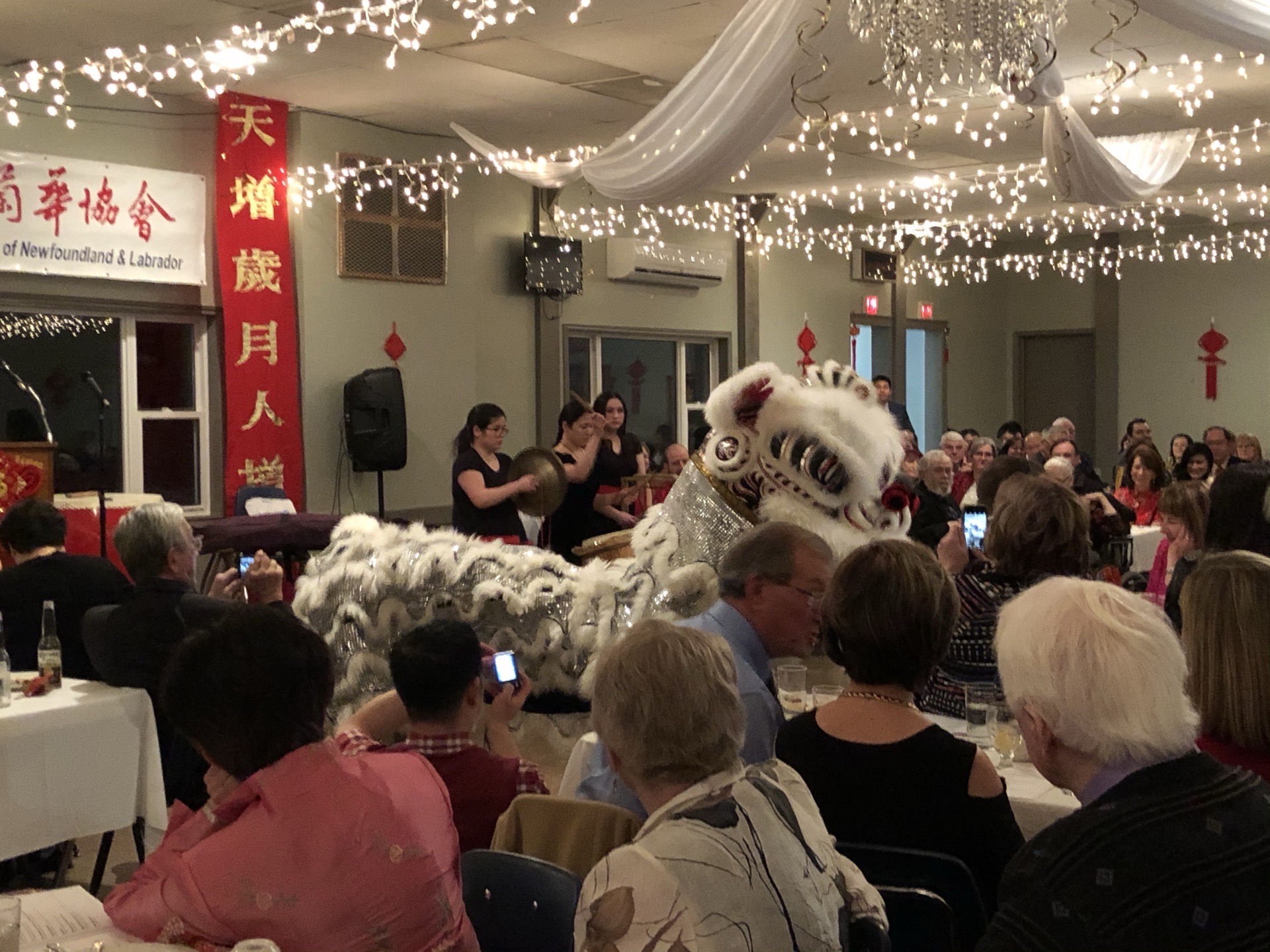 #传播中国文化# 大年初二纽芬兰华人协会组织的春节庆祝活动在热闹的气氛中开始了。当地华人、留学生精心