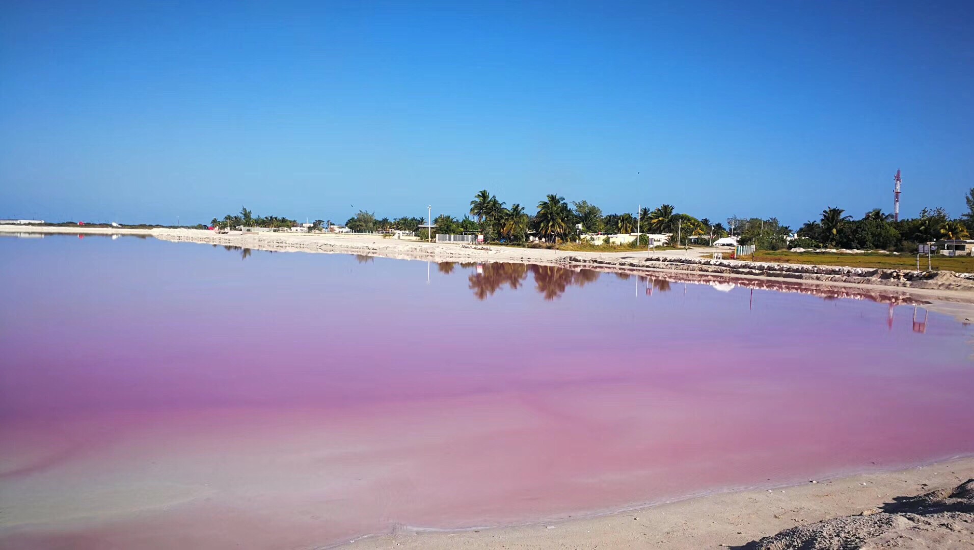 粉红湖，是海澡湖水在阳光的照射下出现粉红色，阳光越强烈粉红色越深广，景色迷人，适合度假的好地方，也是