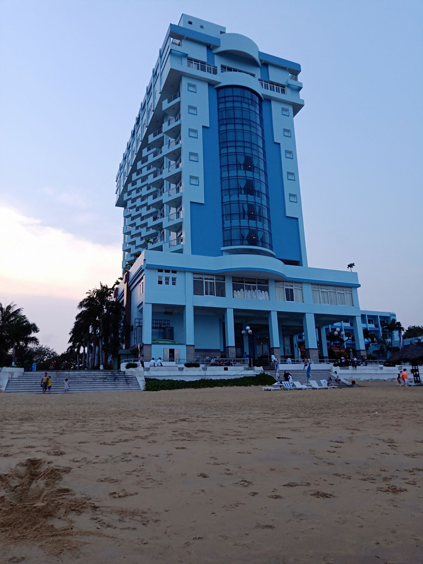 酒店就在海边，躺在床上可以看到大海，比芽庄人少好多，景色长的一样，度假好地方！