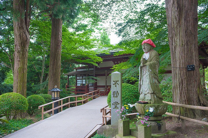日本北海道岩手县的世界文化遗产中尊寺，始建于公元850年，为日本天台宗。这座古寺位于森林中，高耸的树