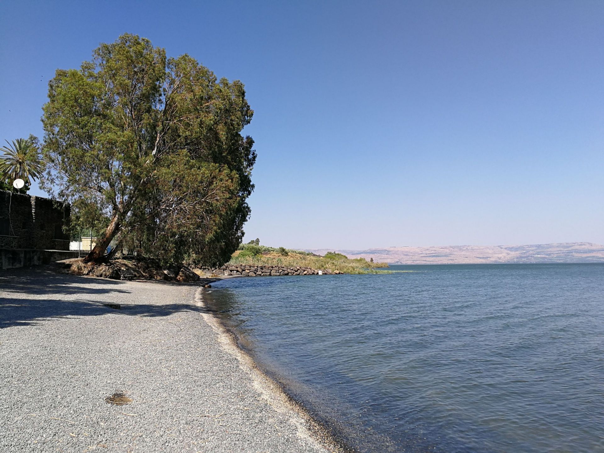 加利利湖是通用的英语称呼，阿拉伯人管它叫“太巴列湖”，因为湖的西侧是着名的旅游城市太巴列，犹太人则称