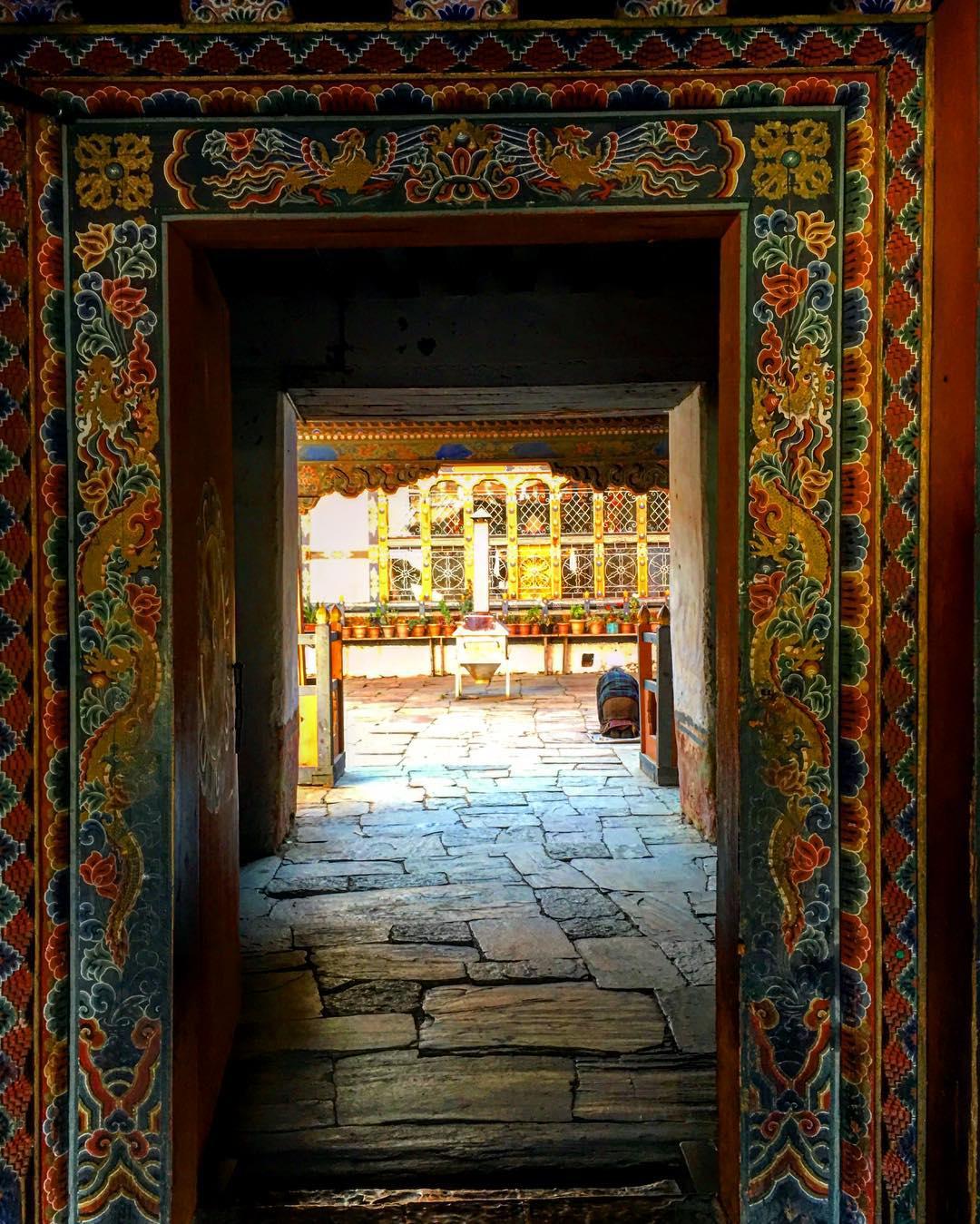 古朴神秘的藏传密宗寺庙  简培寺是659年时松赞干布修建的一处寺庙。传说这处庙宇是为了镇压魔女而修建
