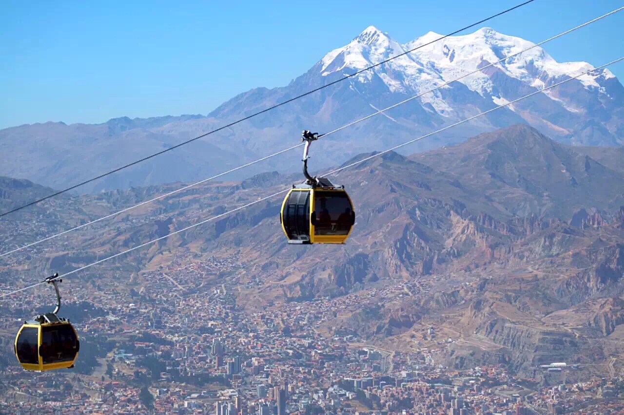La Paz(拉巴斯)的海拔高度为3829m(比拉萨还要高200m)，是世界上位置最高的首府，所处地