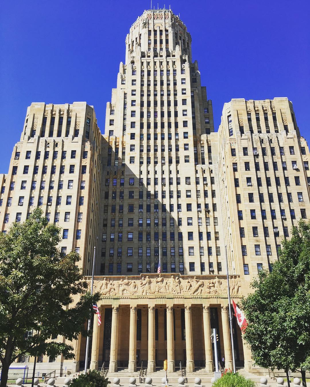 布法罗的希望力量之地👍    〔Niagara Square〕在市政府大楼附近，也是这座城市的中心地