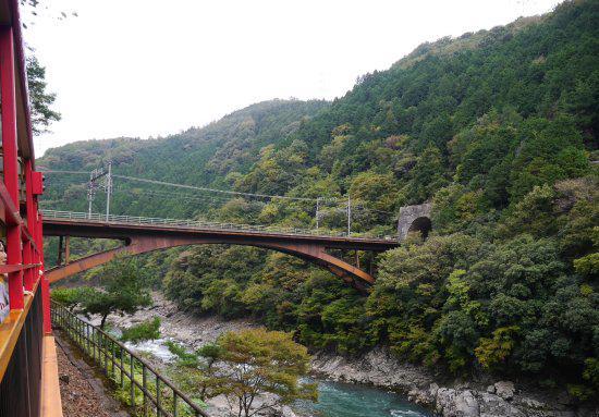保津峡：小火车、坐漂流，尽享秋日风光  岚山是日本非常出名的景点，要说岚山的精华所在——那就是保津峡