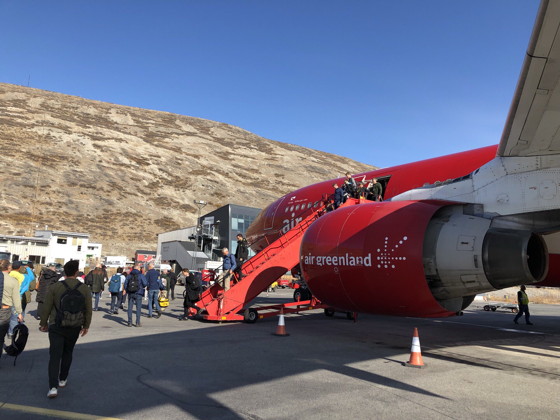 抵达格陵兰岛 下飞机的那一刻就被这里的阳光小鹿乱撞了一下 期待已久的纯净岛屿 在北极的附近 欧洲和北