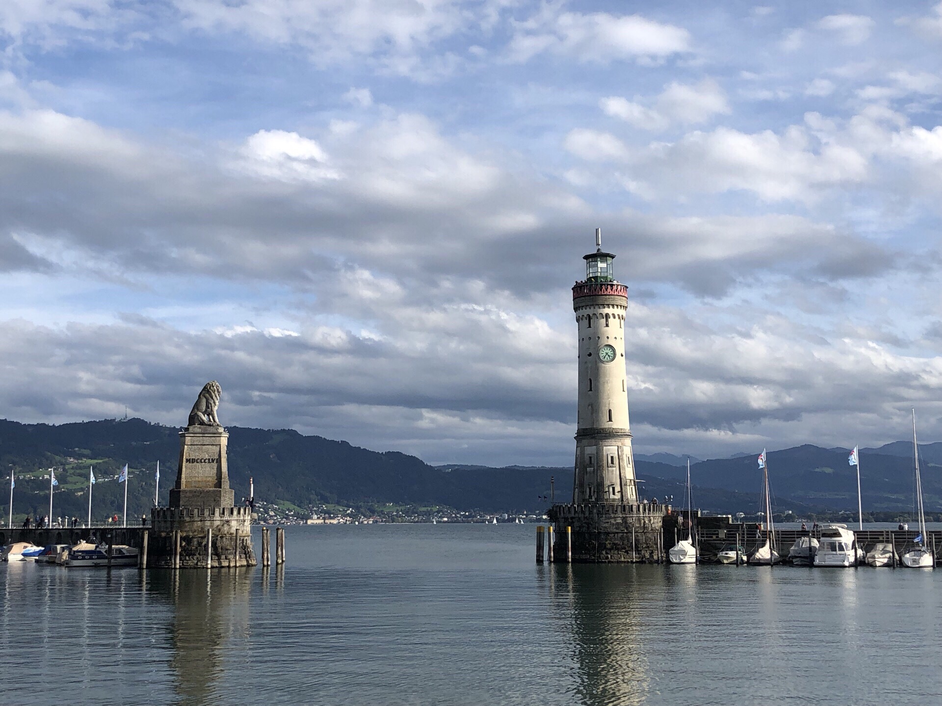 林道（Lindau）是德国巴伐利亚州的城市，位于博登湖东岸的岛上，德国、奥地利和瑞士三国的交界处。林