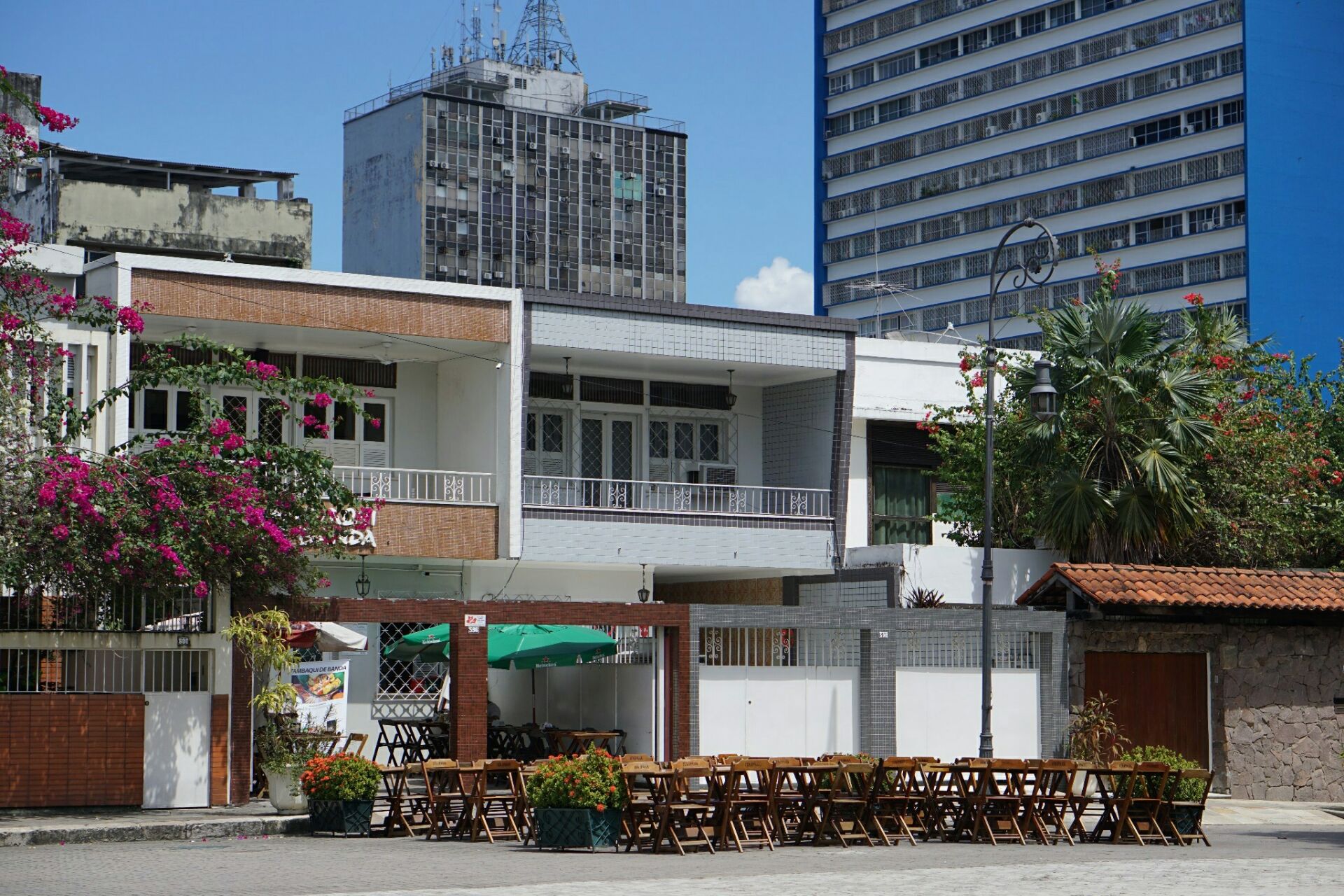 这家餐厅位于玛瑙斯的市中心广场，是一家非常典型的墨西哥烤鱼店。这家的烤鱼选用新鲜的海鱼，加上铁板烧烤