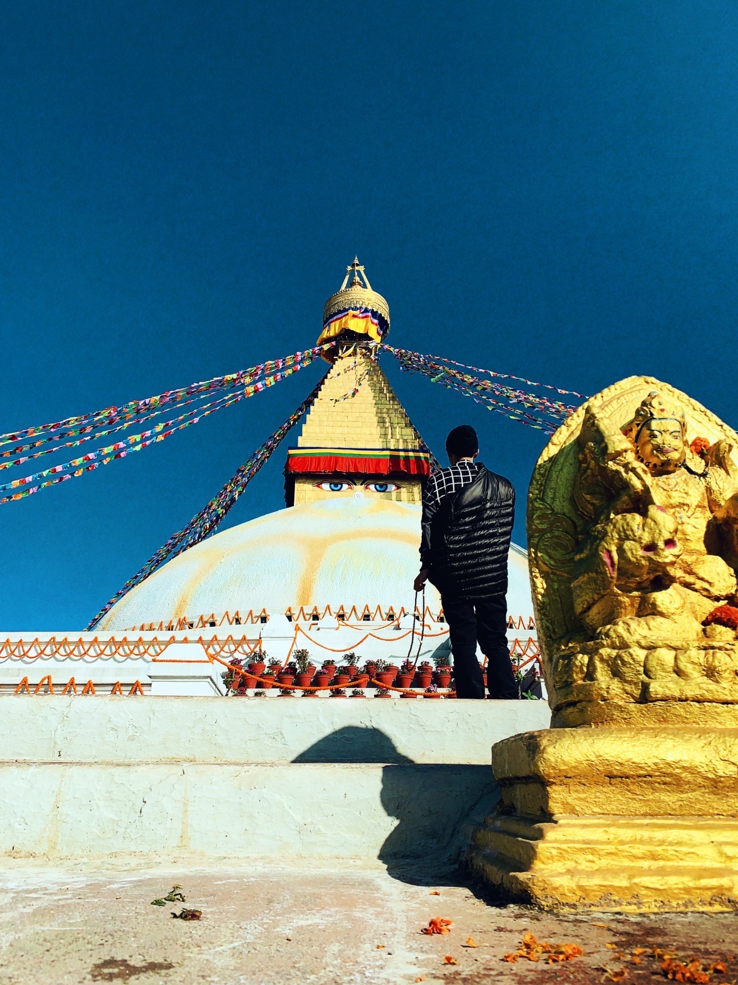 世界上最大的佛塔 容许一身安静的容身之处…  熙熙攘攘的游客不放过每一处值得拍的地方  连叩拜的僧徒