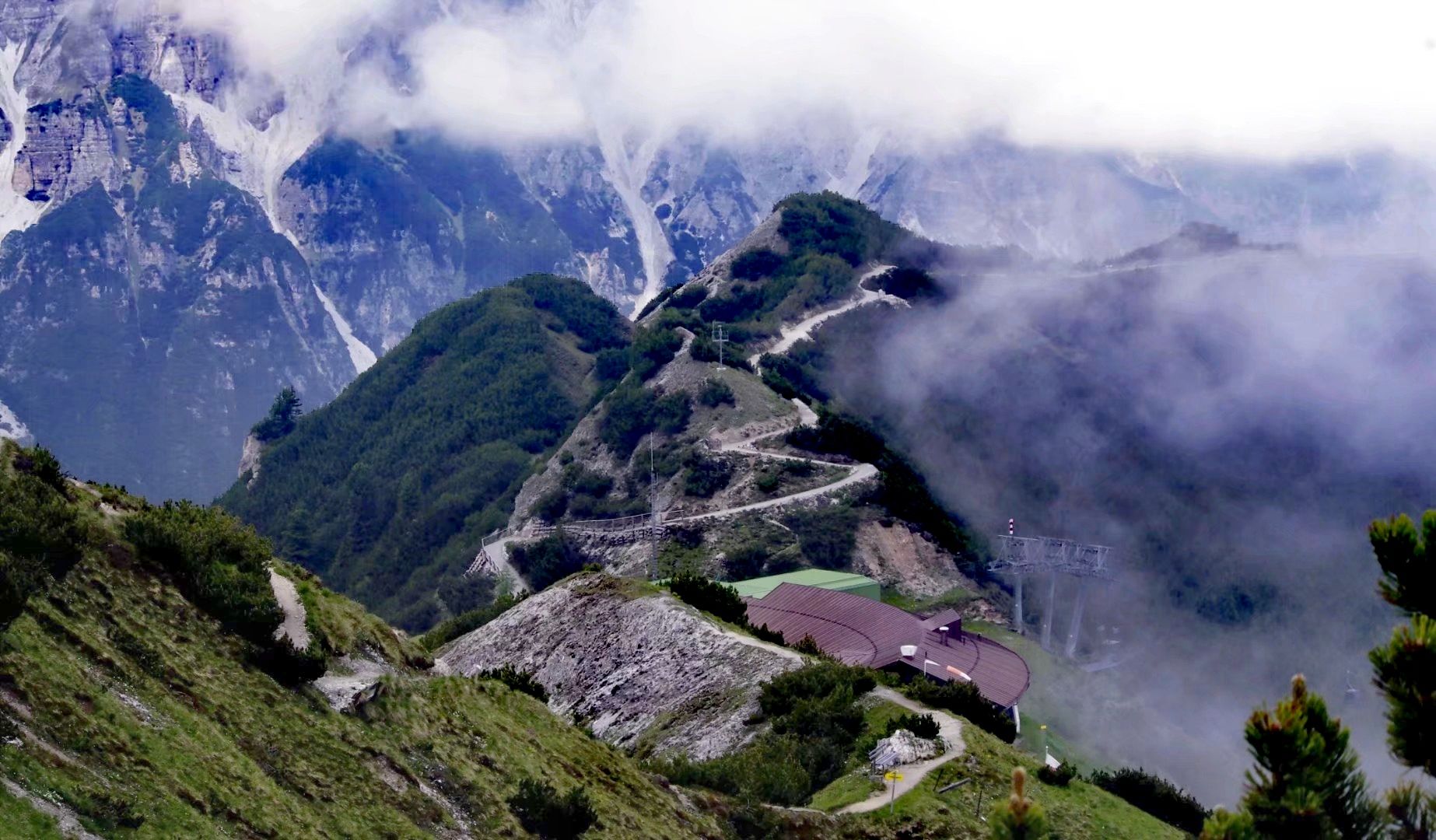 奥地利阿尔卑斯山。 奥地利阿尔卑斯山壮观壮美，巍峨绵延横穿整个奥地利。2012年夏季我有幸在这里度过