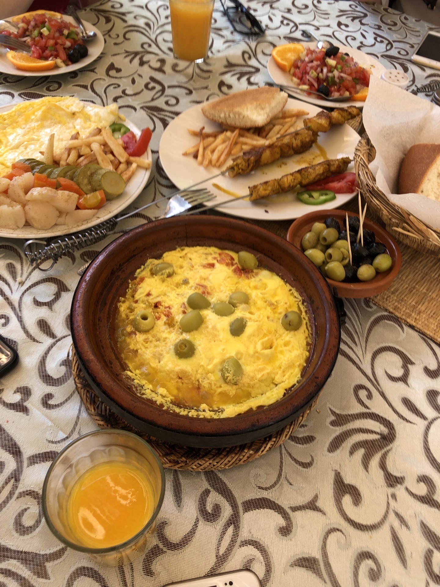 走完摩洛哥一程，一路上的餐。旅行的美妙滋味就是你可能很喜欢吃辣的东西，但是当下你必须吃下你眼前的甜食