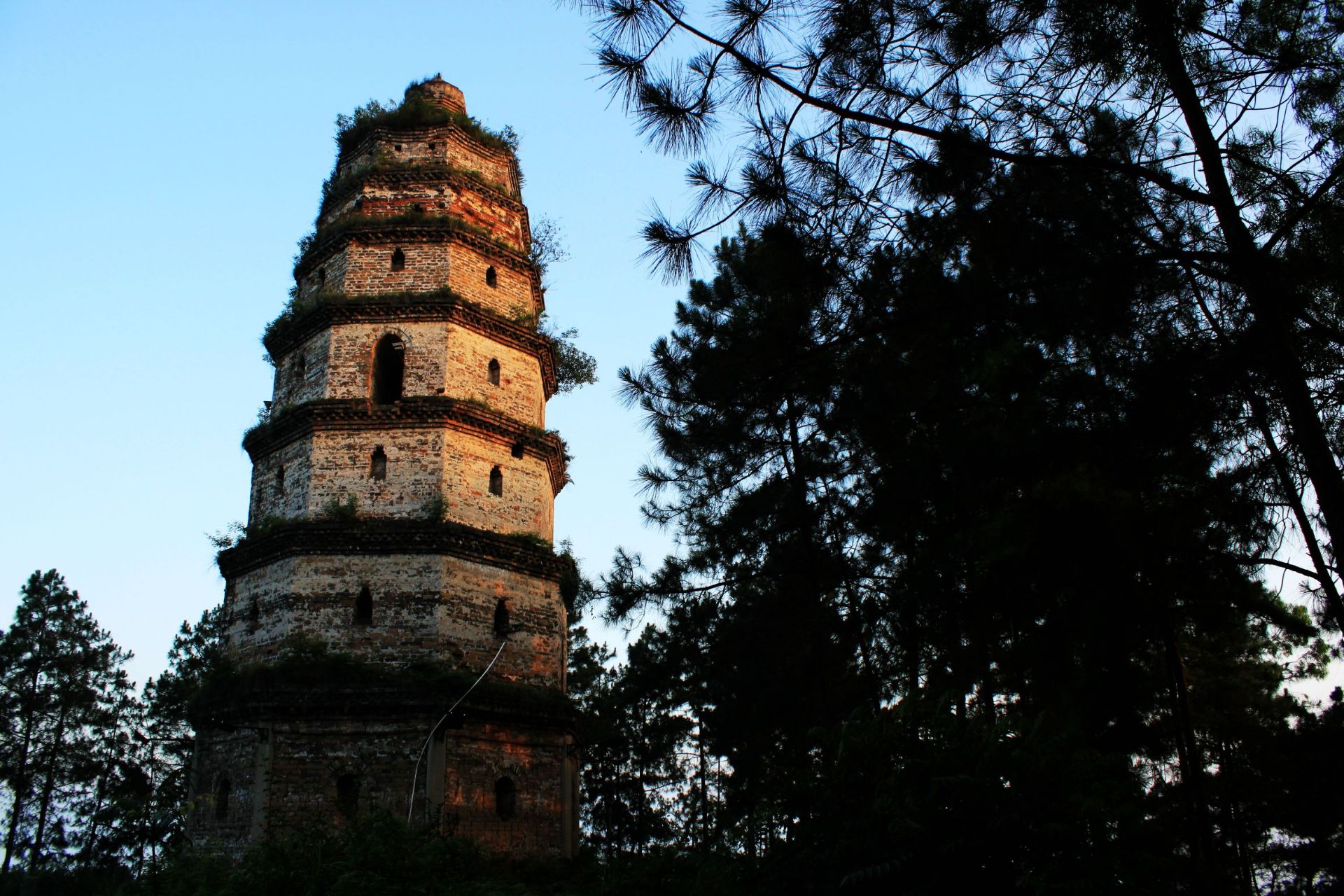 四川宜宾南溪区镇南塔又名老塔，坐落于江南镇老塔山上，为省级重点保护文物。         江南镇红林
