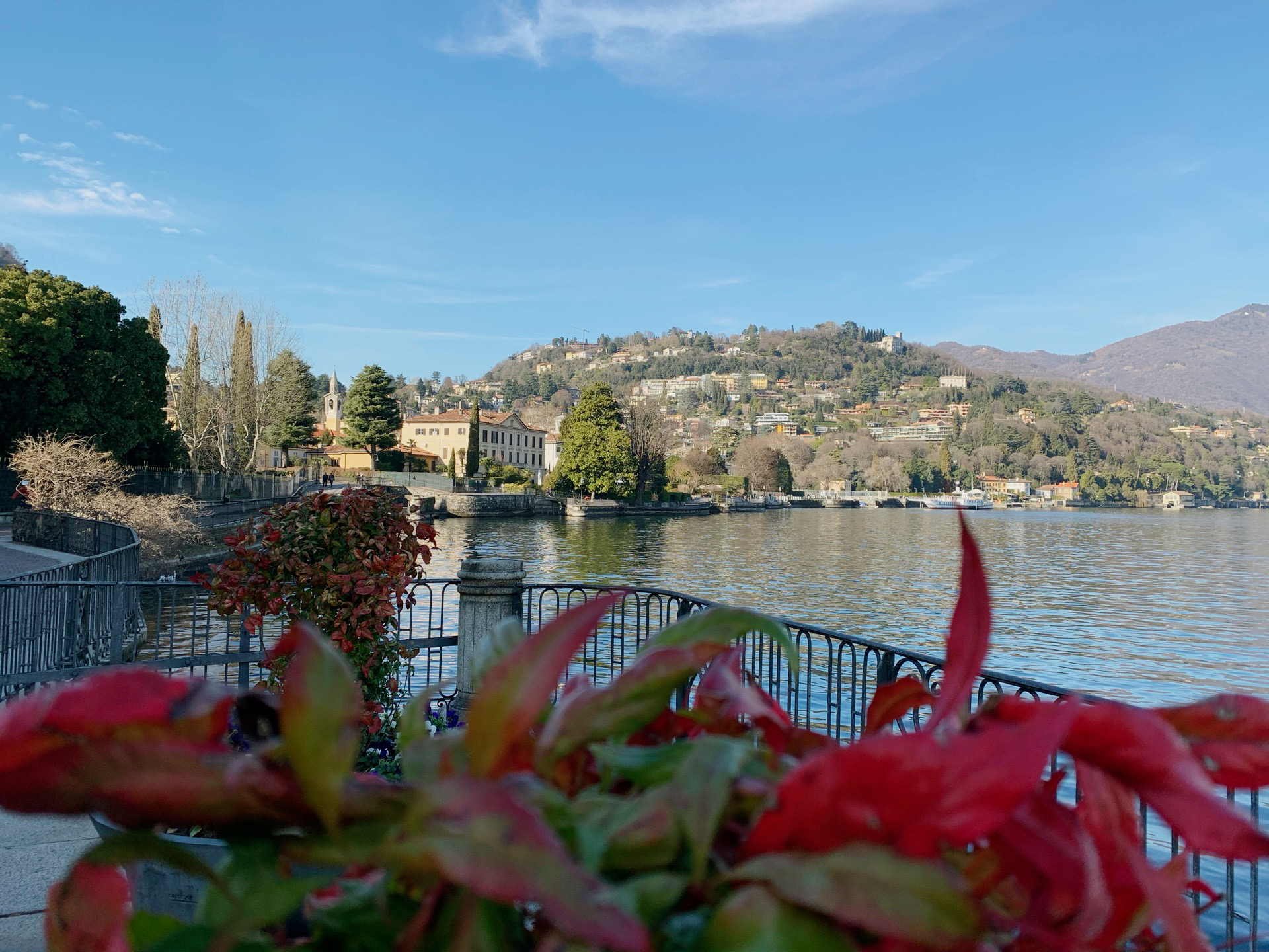 Como 科莫湖是意大利靠近瑞士的一个湖泊 是众多富豪置产避暑胜地之一 湖泊两岸多豪华别墅 呈人字形