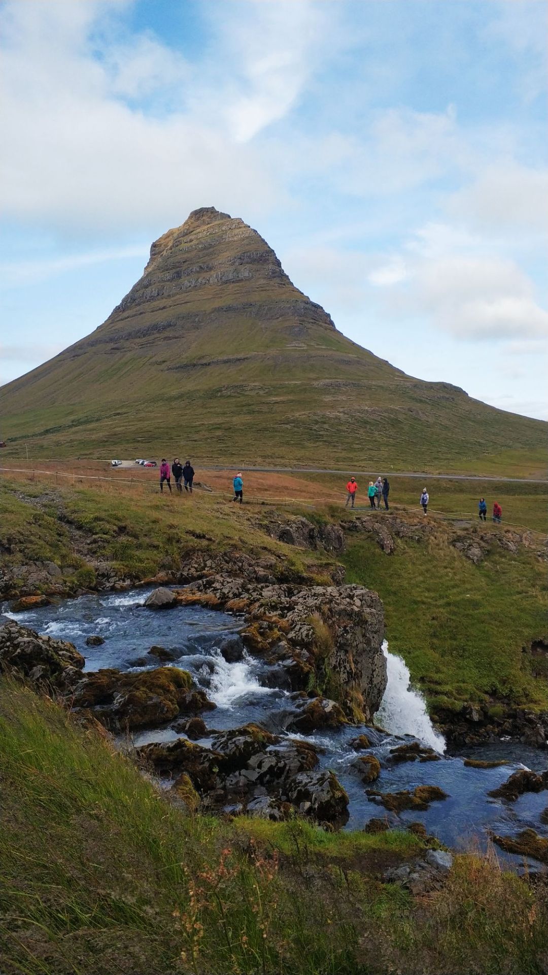 Kirkjufell 教会山  斗笠山 感觉照片比现场好看。这也是几天的狂风洗礼后，冰岛之行风最小的