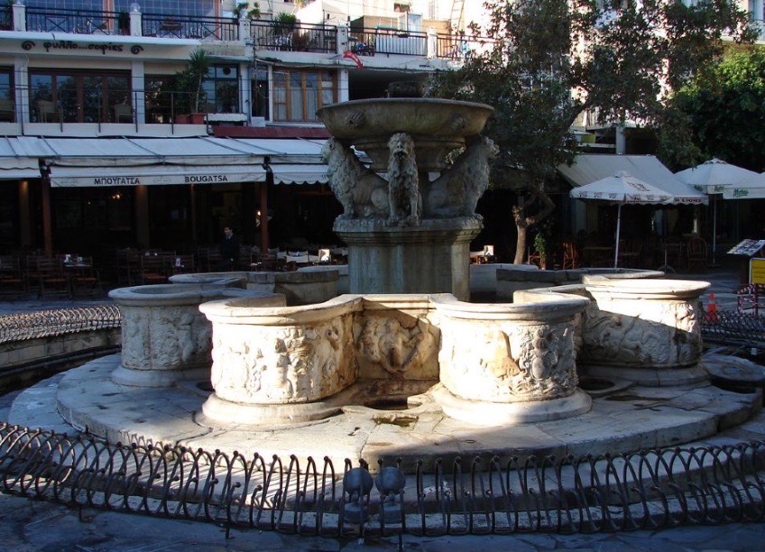 莫罗西尼喷泉位于市中心的威尼斯广场上，也叫“雄狮喷泉”(Lion Fountain)，于1628年由