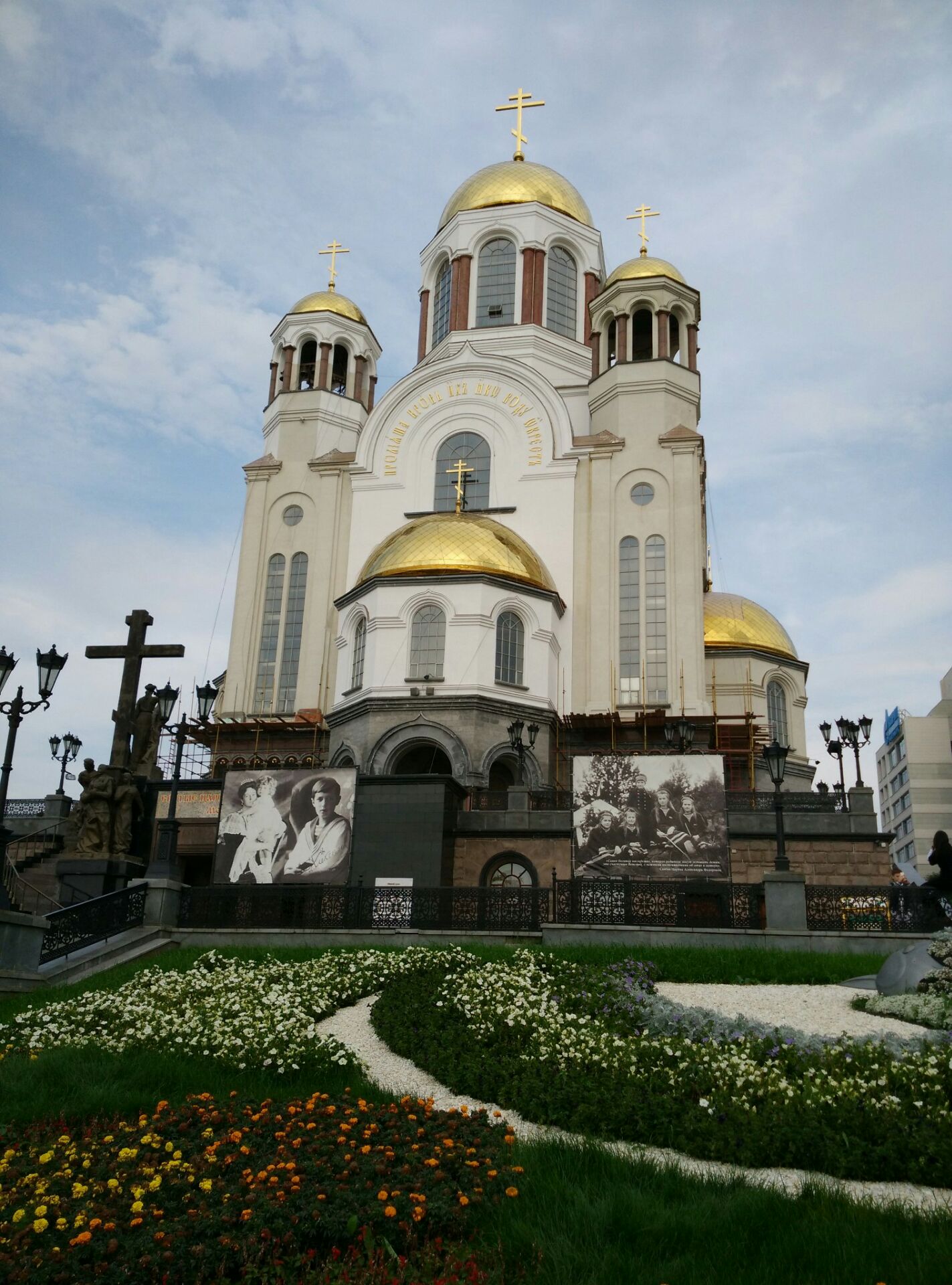 叶卡捷林堡低血大教堂是这里最著名的一座东正教教堂，整个教堂建筑非常的高大，而且金碧辉煌，他那6个金色