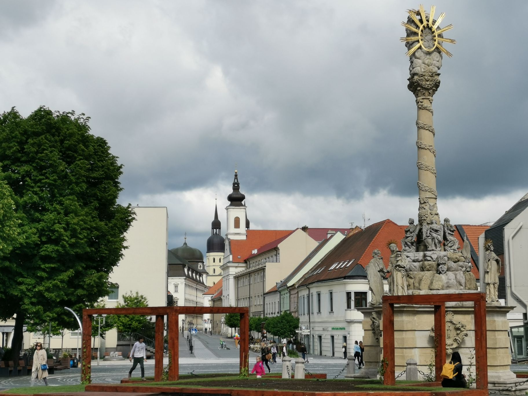特尔纳瓦，斯洛伐克西南部城市，建于公元七世纪，一圈城墙将老城区与新城区隔开。进入围墙，许多哥特式建筑