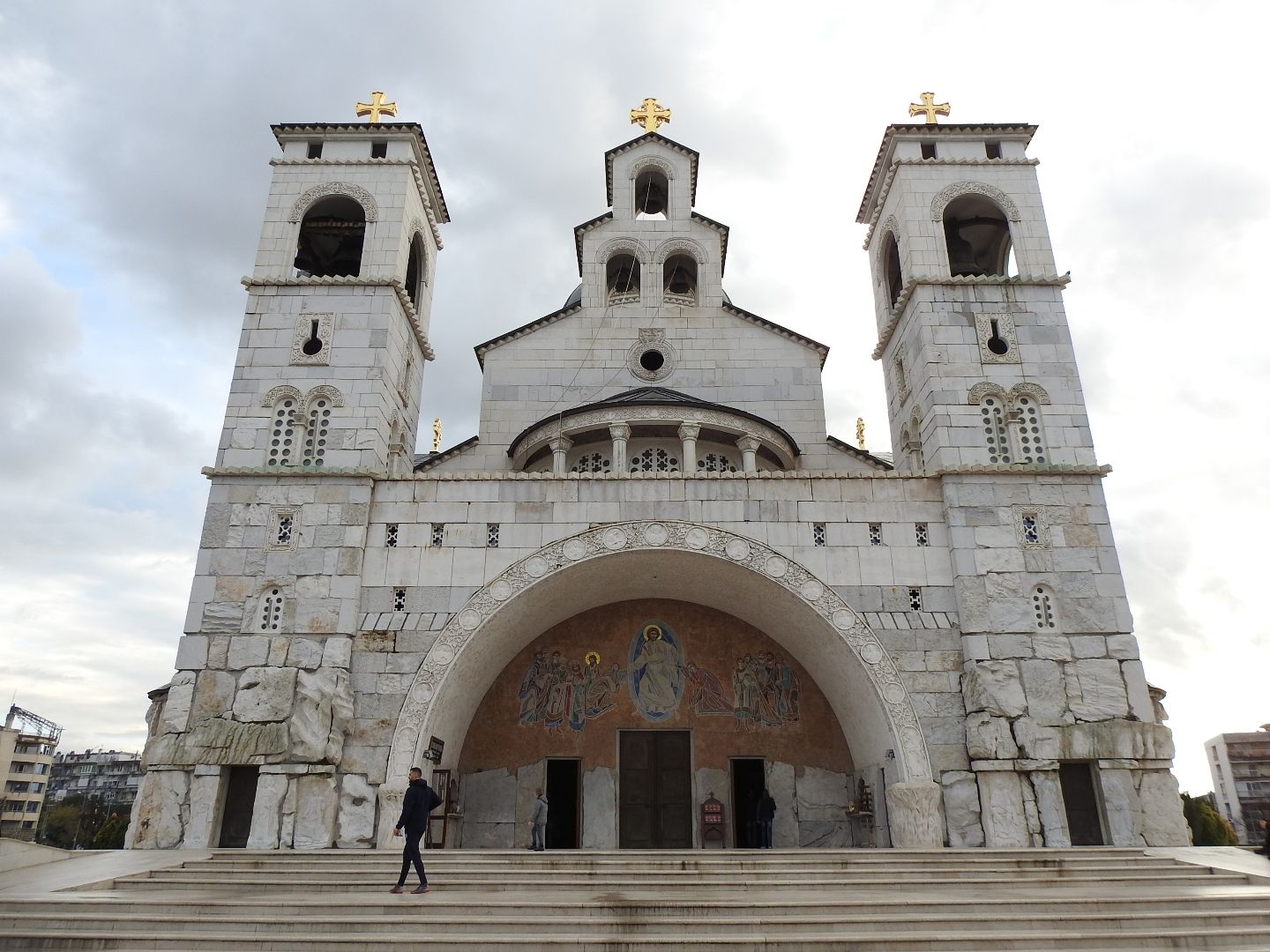 黑山首都波德戈里察基督救世主大教堂，内部壁画精美，外部用不规则大理石镶嵌。