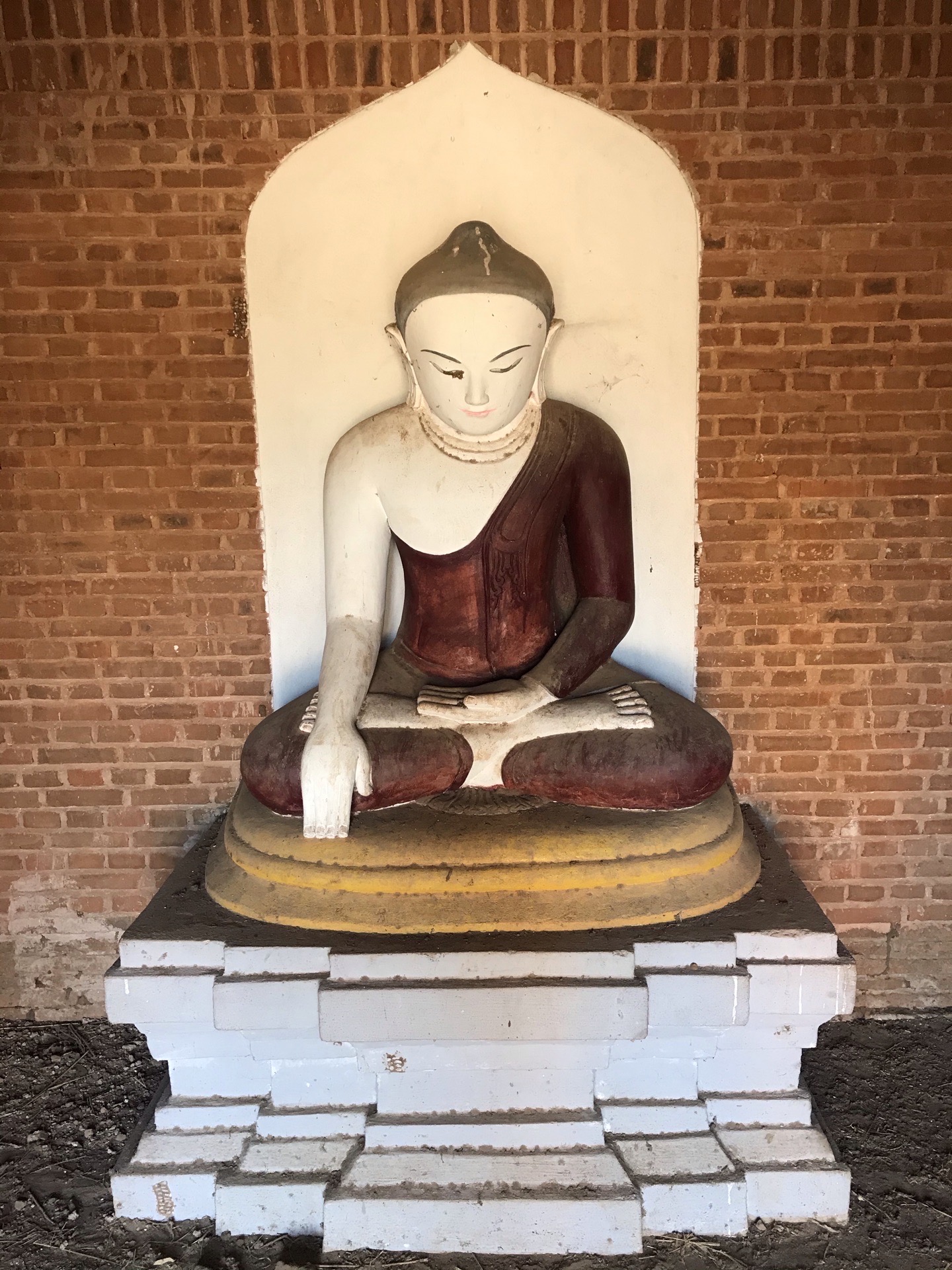 佛塔里面的佛像，每个塔都有四面佛，每个佛的形象都是独一无二的，整个区域都是这样的佛塔，也有小塔就一个