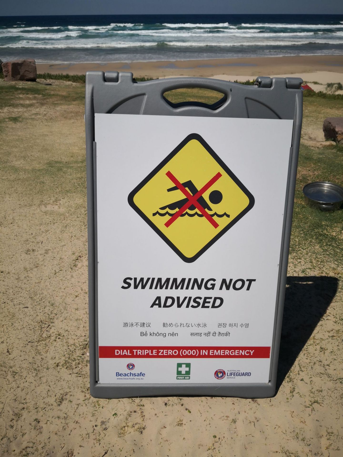 在澳洲海滩常常可以看到对冲浪和游泳者发出的警示和明确的标识，以避免危险发生。
