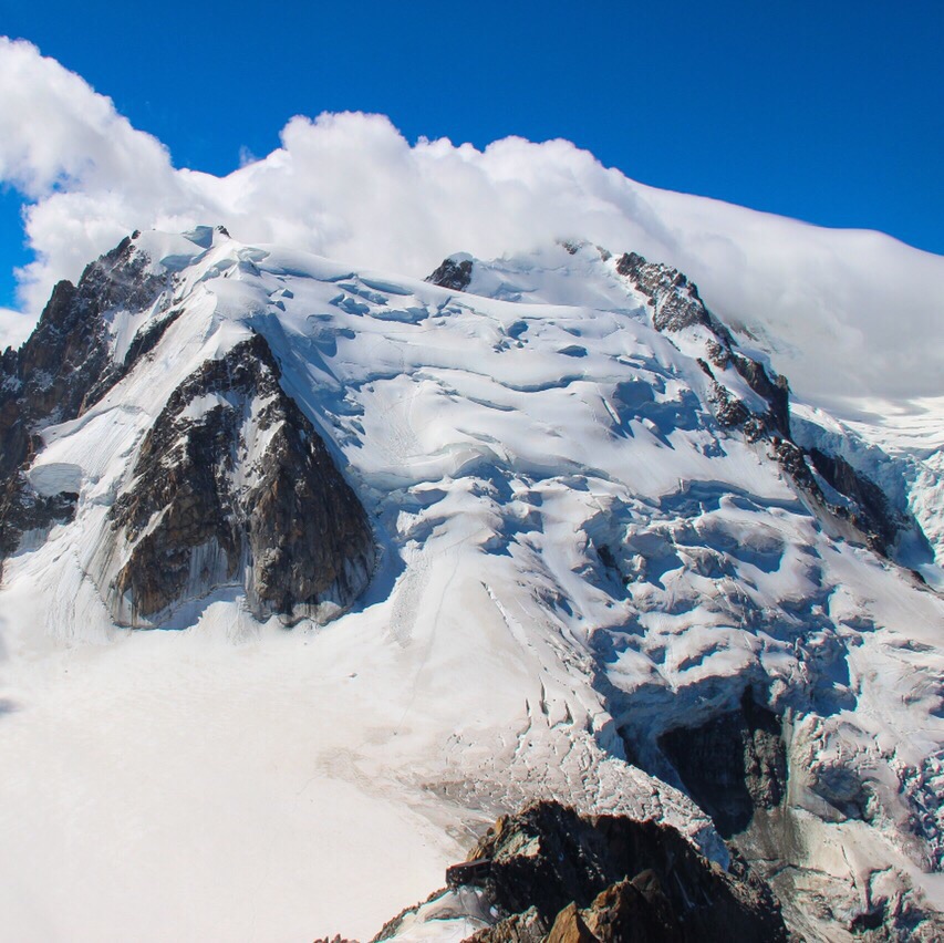 说到欧洲最高峰，很多人第一反应是少女峰 (Jungfrau)，因为山顶有一座全 欧洲 最高的火车站立