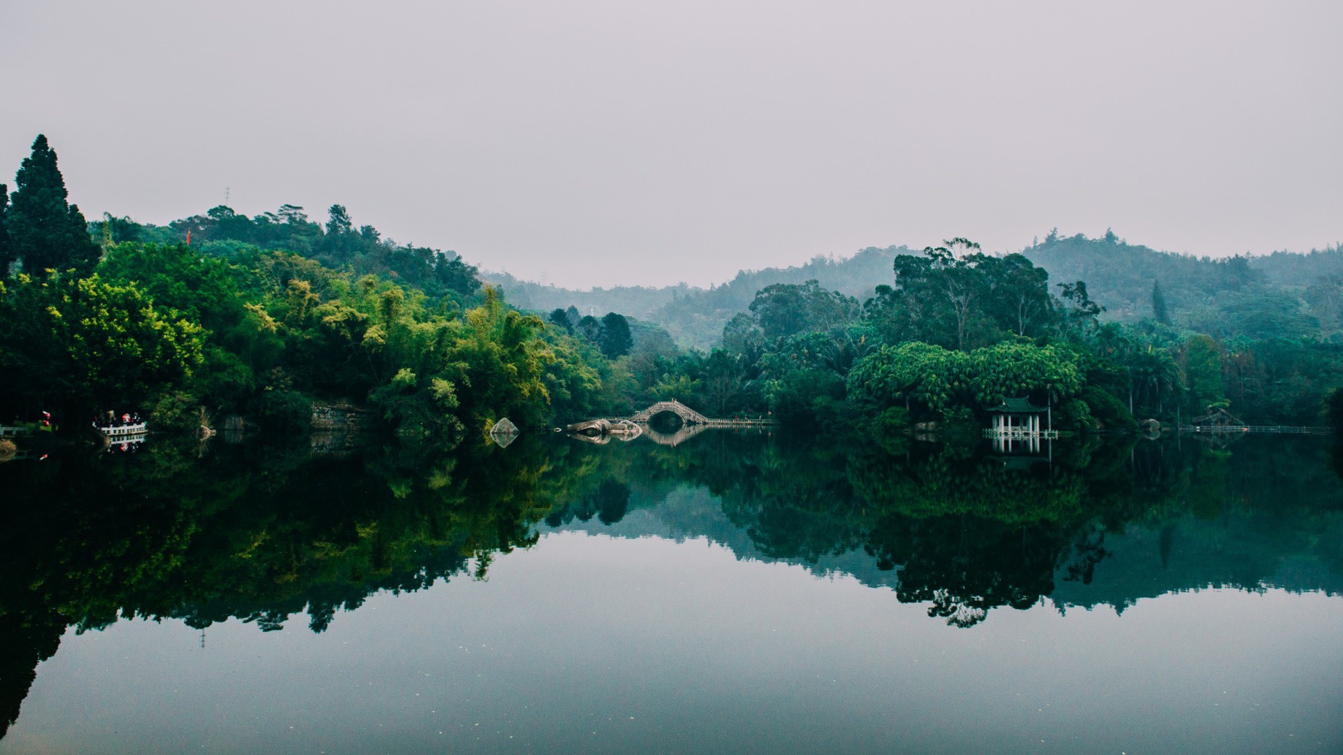 厦门园林植物园 ，俗称“万石植物园”，位于厦门岛东南隅的万石山中，背靠 五老峰 南普陀。新厦门二十名