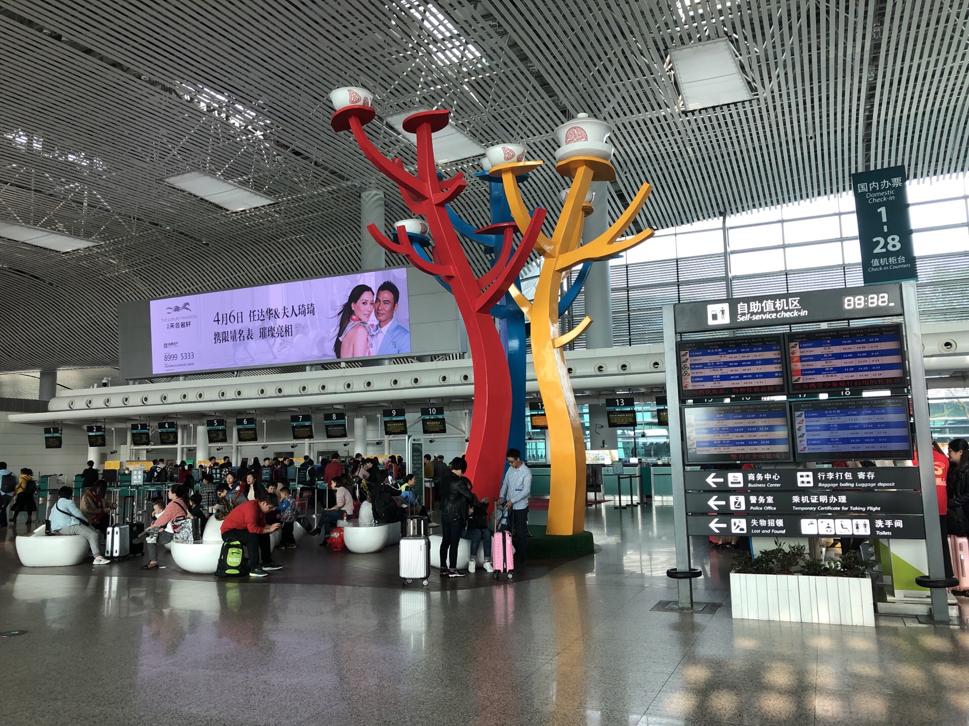 揭阳国际机场，潮汕地区的机场在揭阳，到潮州和汕头都一个小时车程左右。