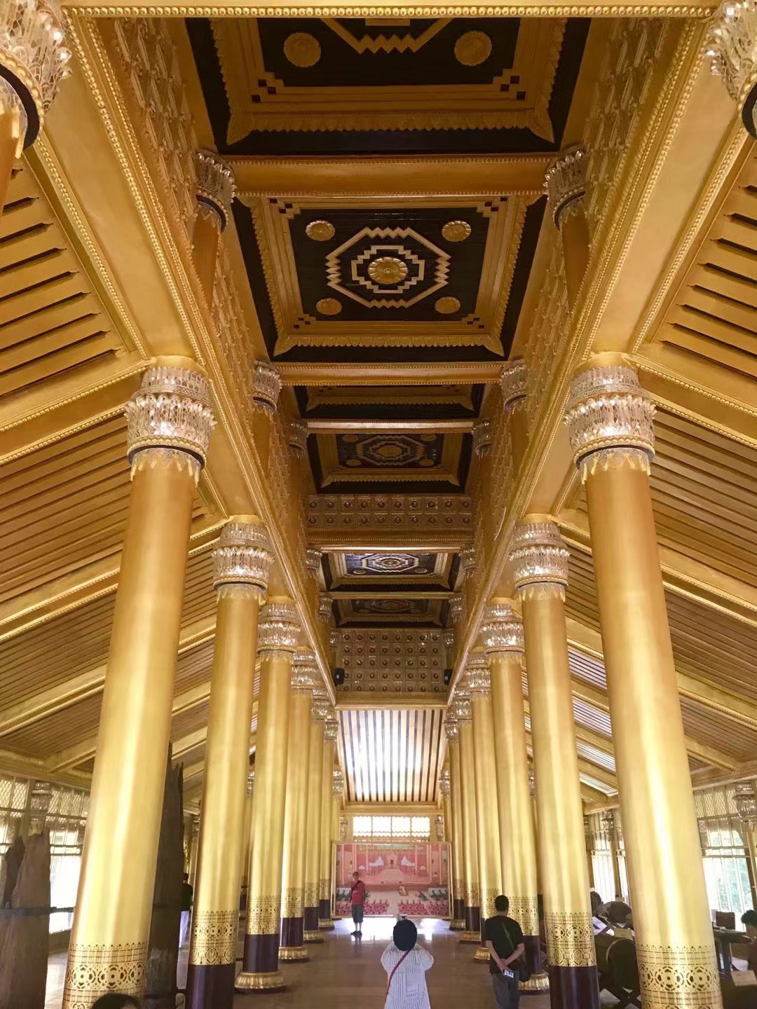 缅甸之旅～勃固 勃固郊外的干绑沙底里皇宫也称勃固皇宫古城，展示的是孟族建筑风格。 瑞莫多佛塔是全缅甸