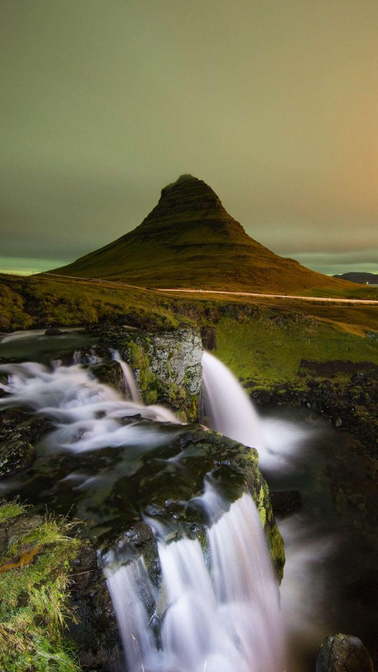 冰岛，前些年去的，自驾环岛，住的有好有坏，但是景色很美，美好的回忆。（找不到当时的照片了，网上找了张