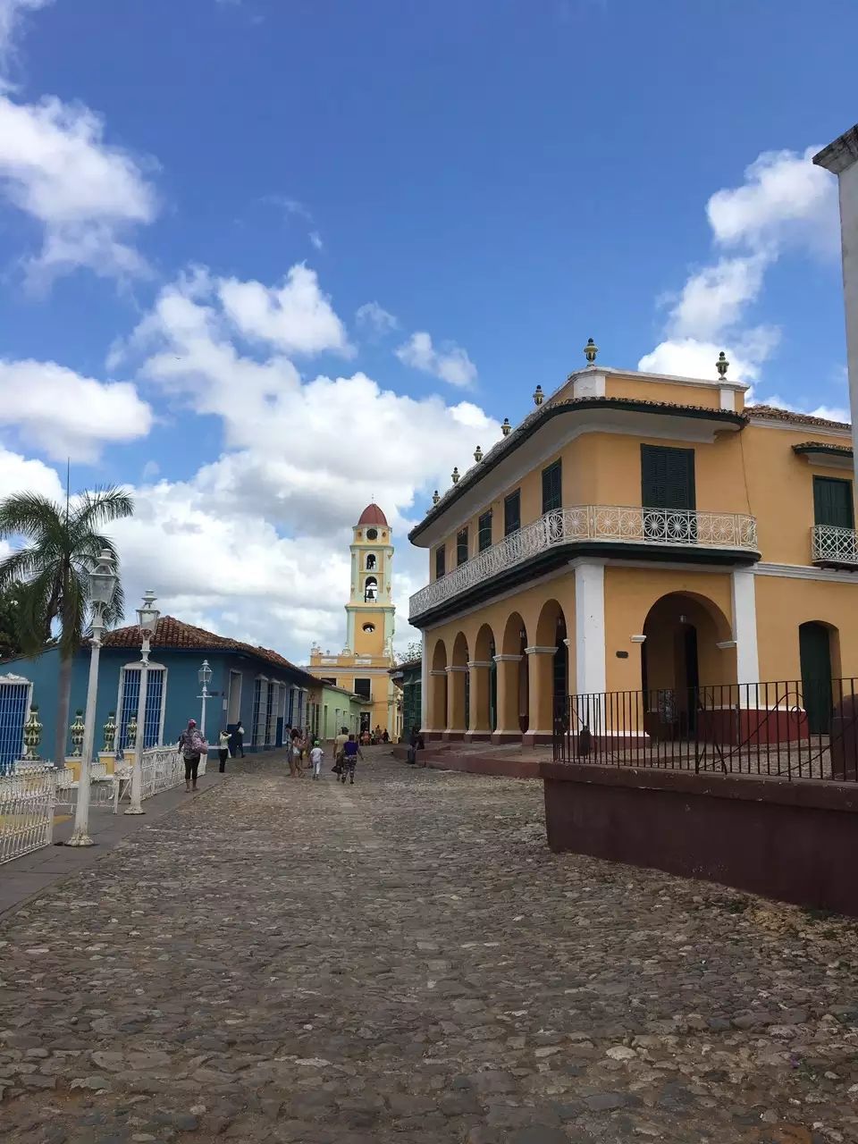 古巴🇨🇺老爷车文明于世 特立尼达老城也凭着街头巷尾无处不在的鲜明色彩吸引各地游客～ 这建筑还被印在货