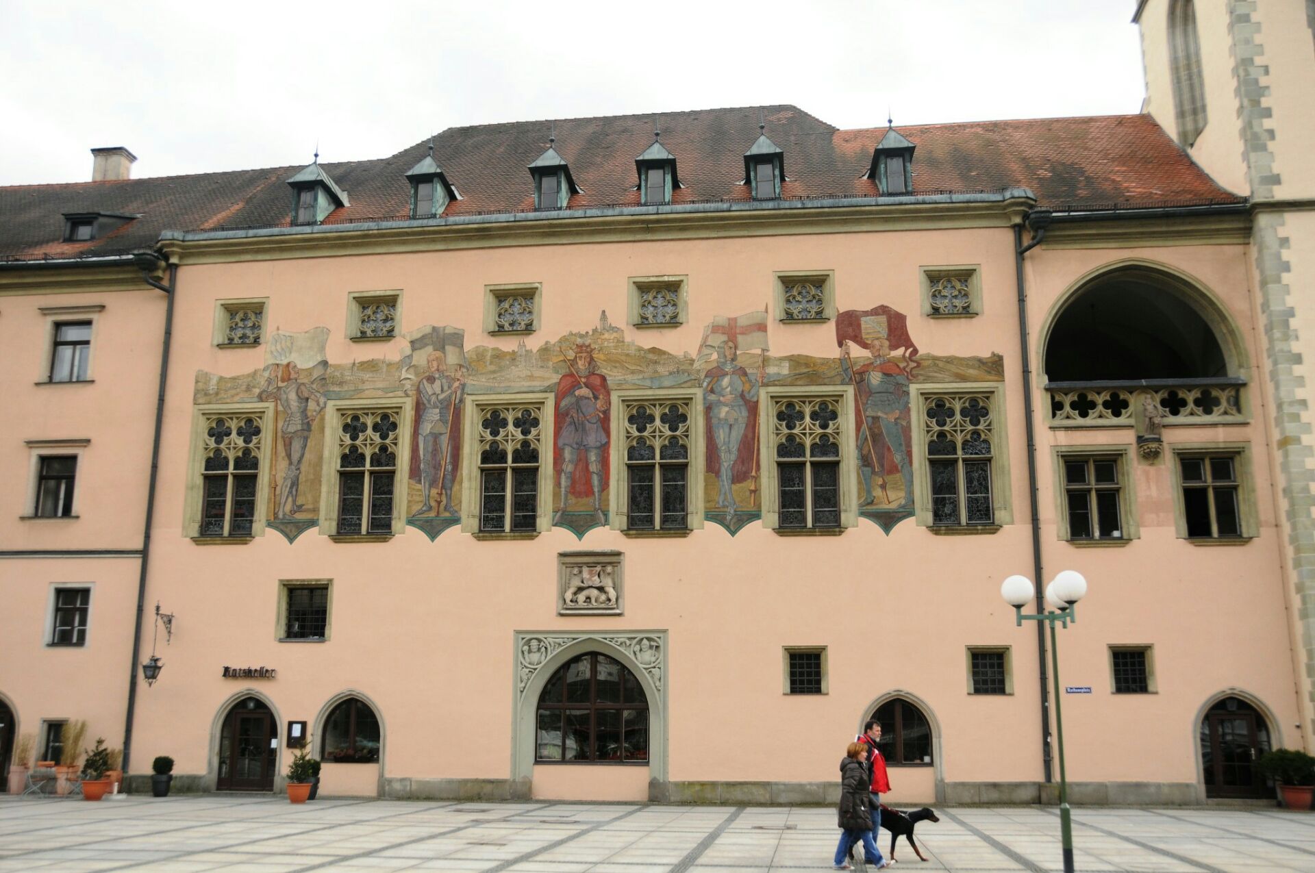 林道老市政厅是一座有着五百多年历史的老建筑，有着典型的德国和瑞士交界地区的建筑风格。墙上有许多古老而