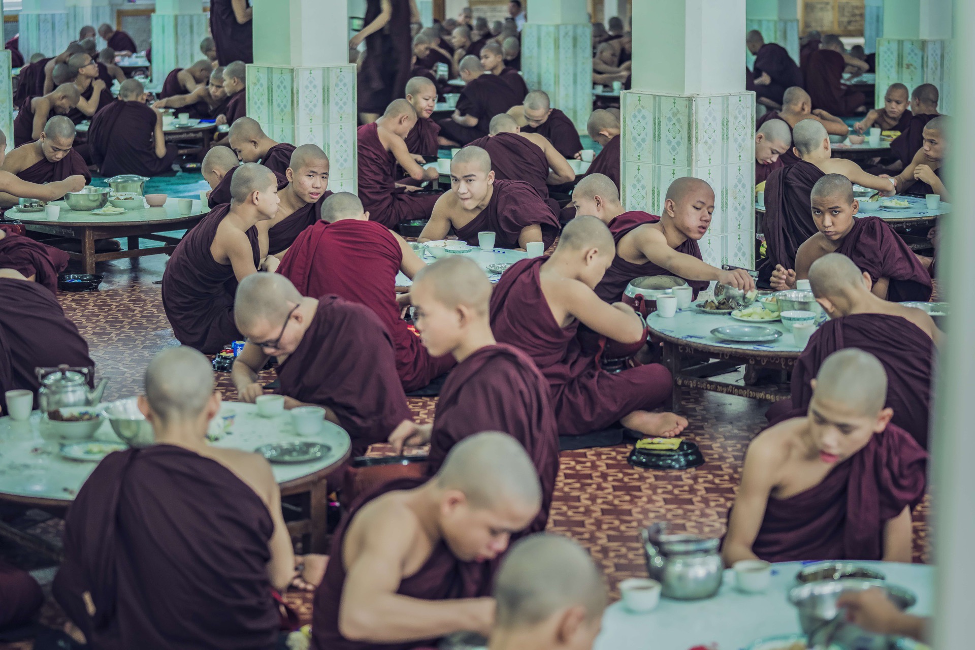 与有些国家的僧人吃素不同，在缅甸僧人是可以吃荤的，一般情况下化缘到什么就吃什么。所以僧人什么都吃，鸡