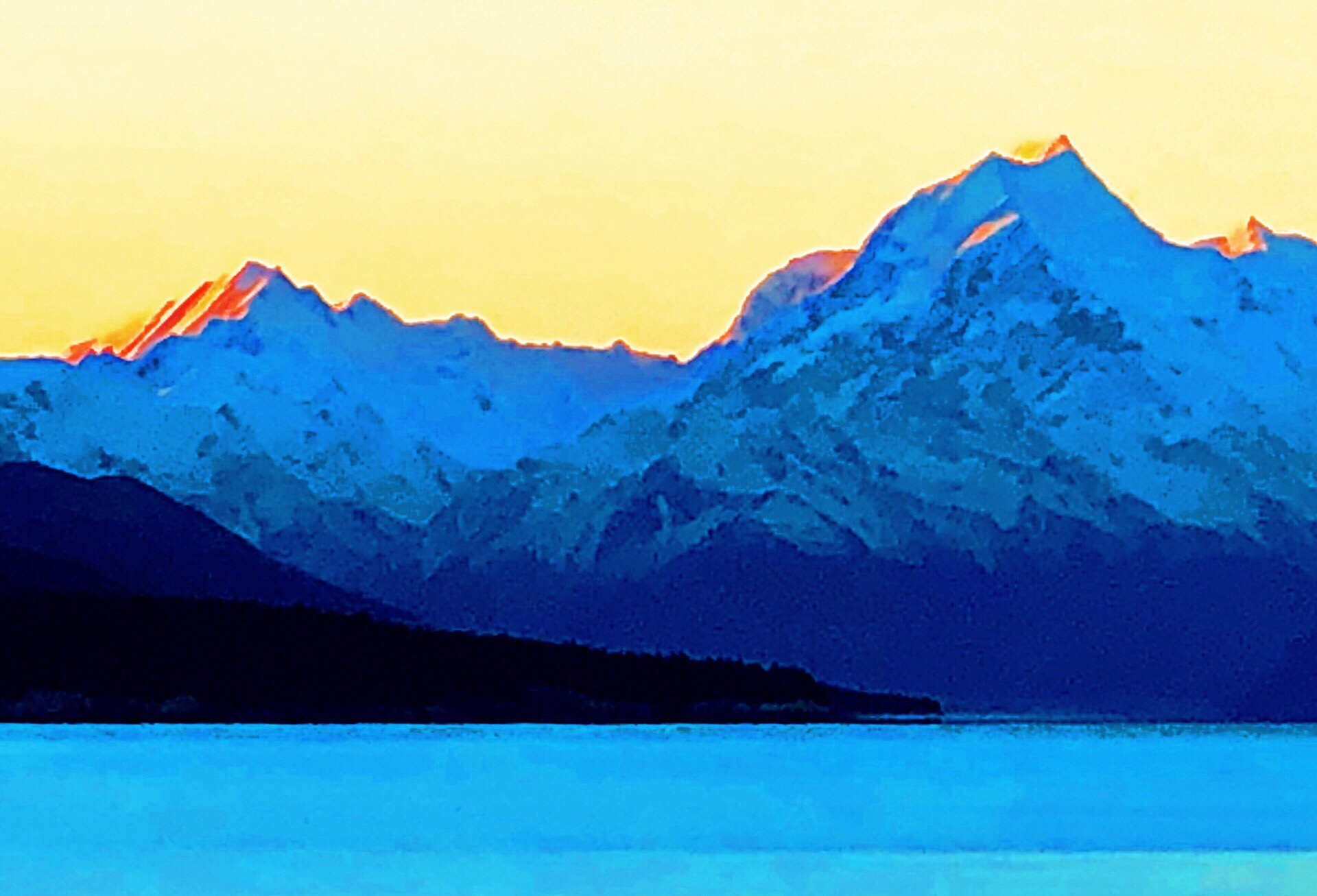 在新西兰普卡基湖（牛奶湖）东岸眺望藏在湖西岸的库克山顶峰，夕阳余晖照射雪山顶峰金光灿烂。