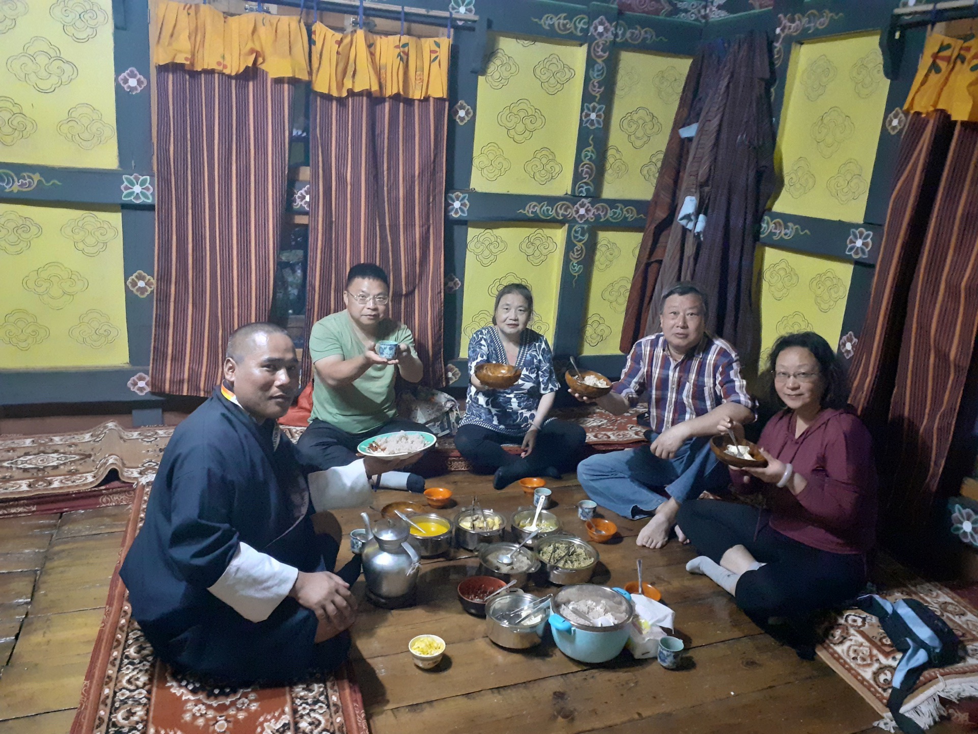 导游带我们去不丹人家品尝当地风味。应该不丹比较富裕的家庭，两层楼，一楼放杂物或者饲养家畜，二楼接待客