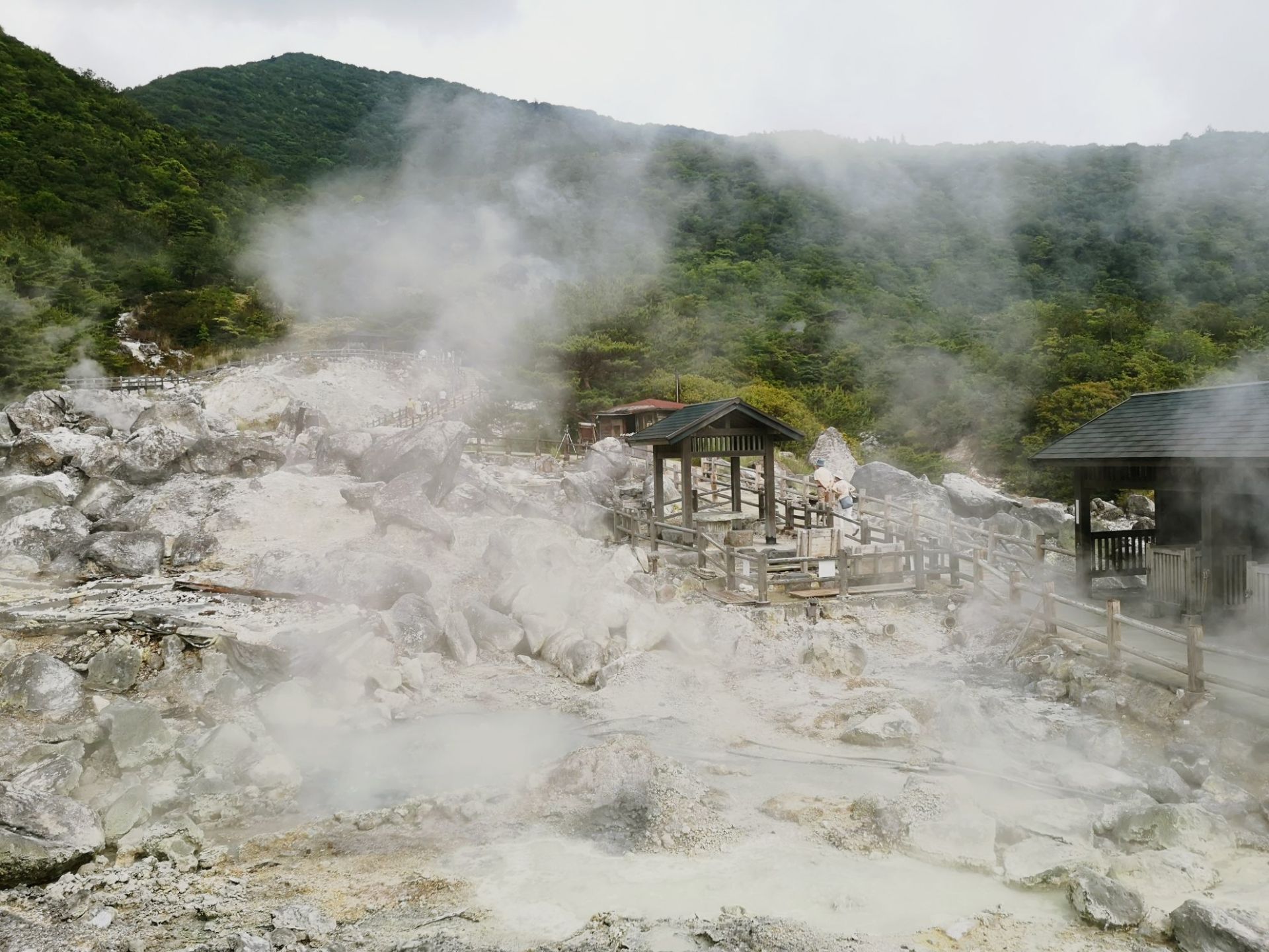 接上一次，在雲仙地狱逛了一下，面积不大，挺有特点的，温泉街很小。我是淡季，人也不多，很舒服，后面几张