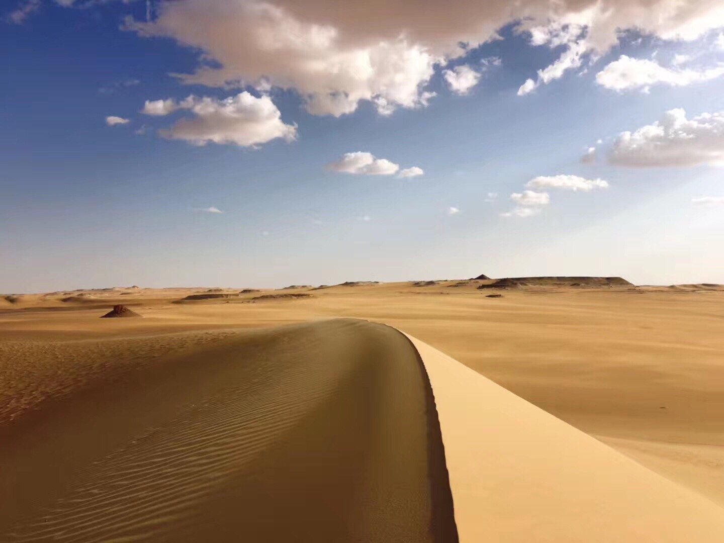 埃及｜锡瓦｜撒哈拉沙漠。 位于埃及西部的沙漠地区，距离锡瓦古城开车大概2小时左右。  交通：每周有三