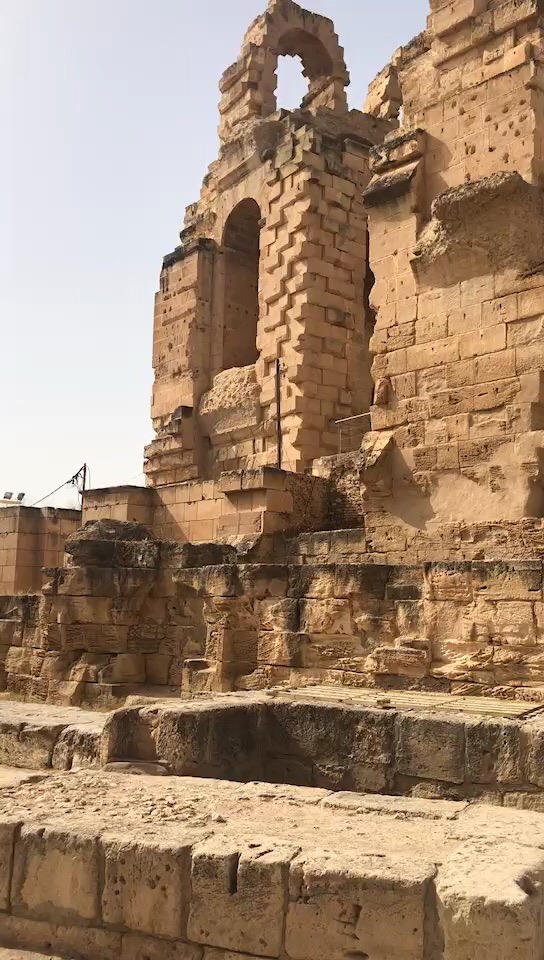 突尼斯角斗场虽然已经是残垣断壁，但罗马时代建筑、雕刻、镶嵌艺术之高超、精美，至今令人赞叹不已。