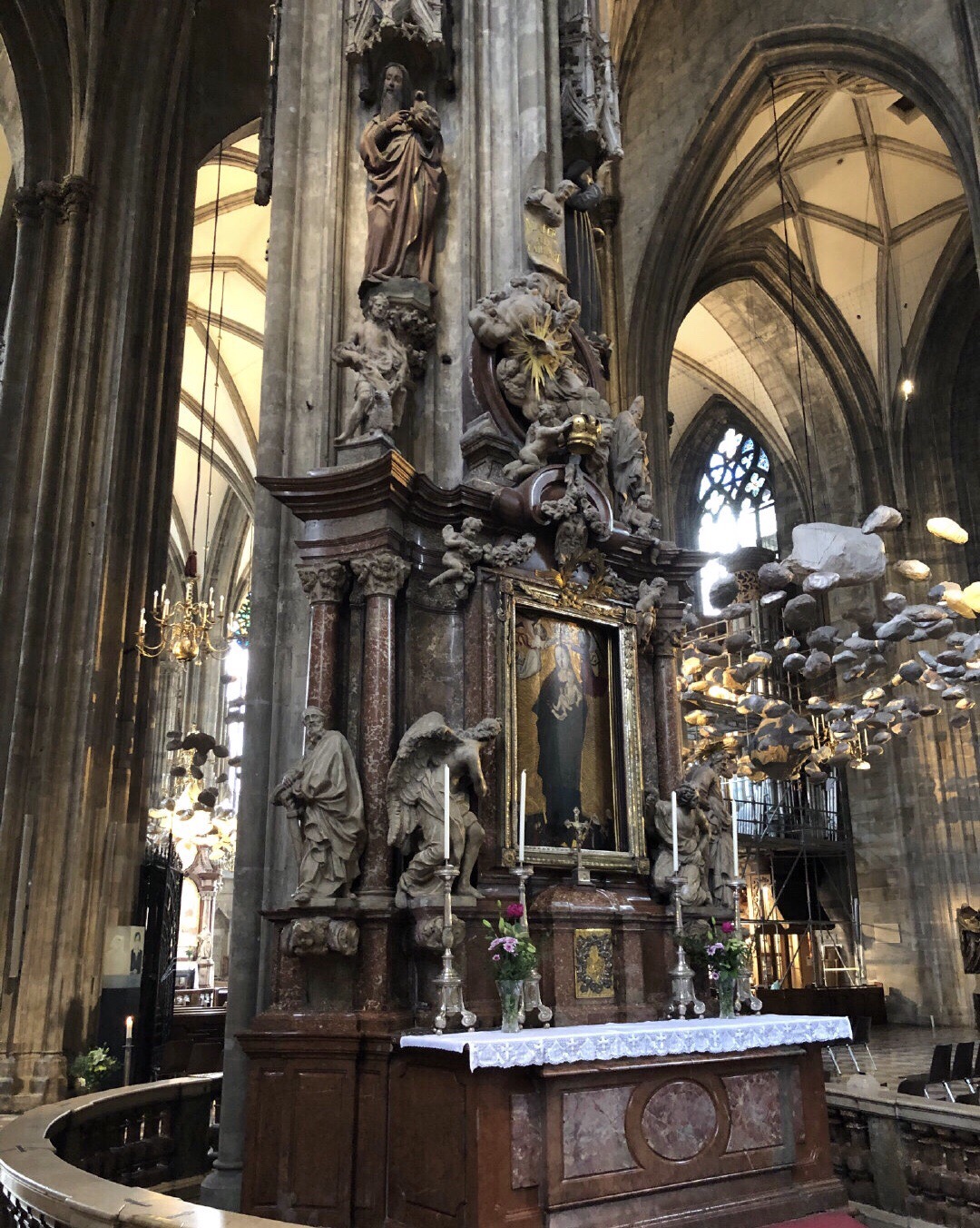 下午我们参观了圣史蒂芬大教堂，激动的心难以平静，它让我们又一次的受到震憾，它座落在维也纳老城的中心，